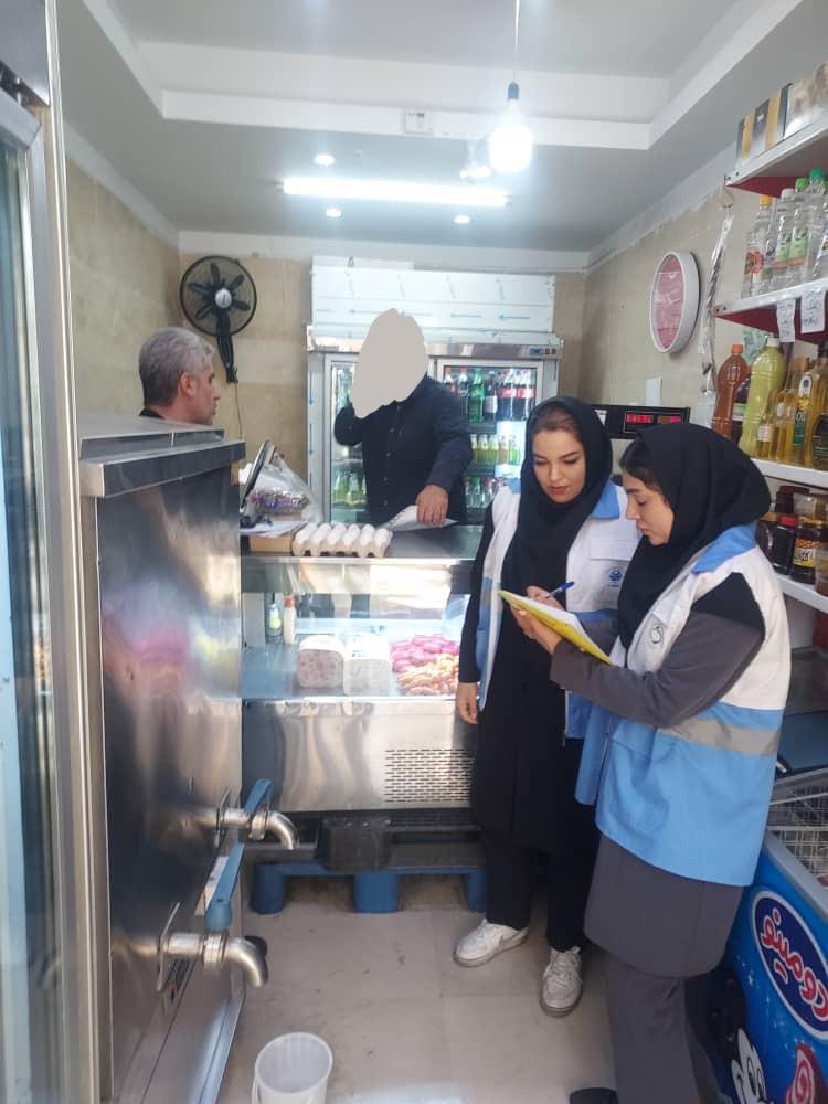 برگزاری گشت مشترک کارشناسان بهداشت محیط مرکز بهداشت شمال غرب یک در معیت کارشناس محترم اصناف و تعزیرات جهت نظارت بر واحد های عرضه لبنی